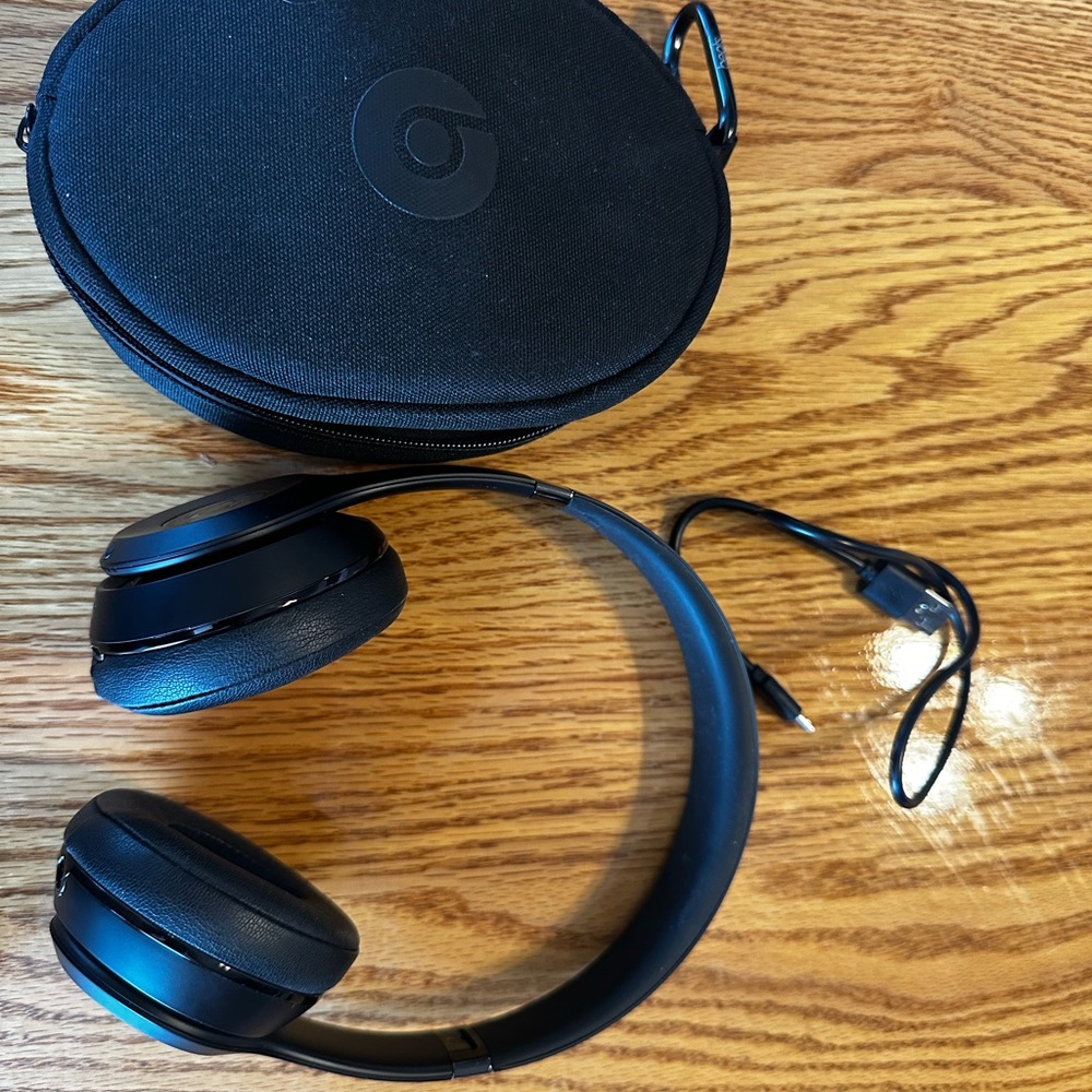 Beats by Dre Solo 3 Black On-Ear Headphones with Carry Case
